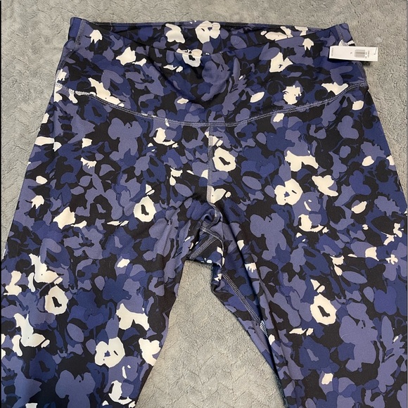 Old Navy Pants - Old Navy Powerpress Active Navy Blue Blk & Wht Camo High Rise Leggings. NWT